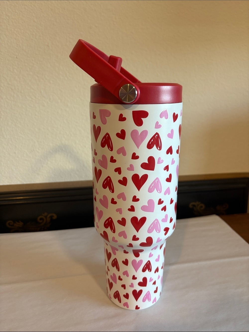 40 Ounces (1.18L) Tumbler Red & Pink Hearts lid has built-in handle and straw